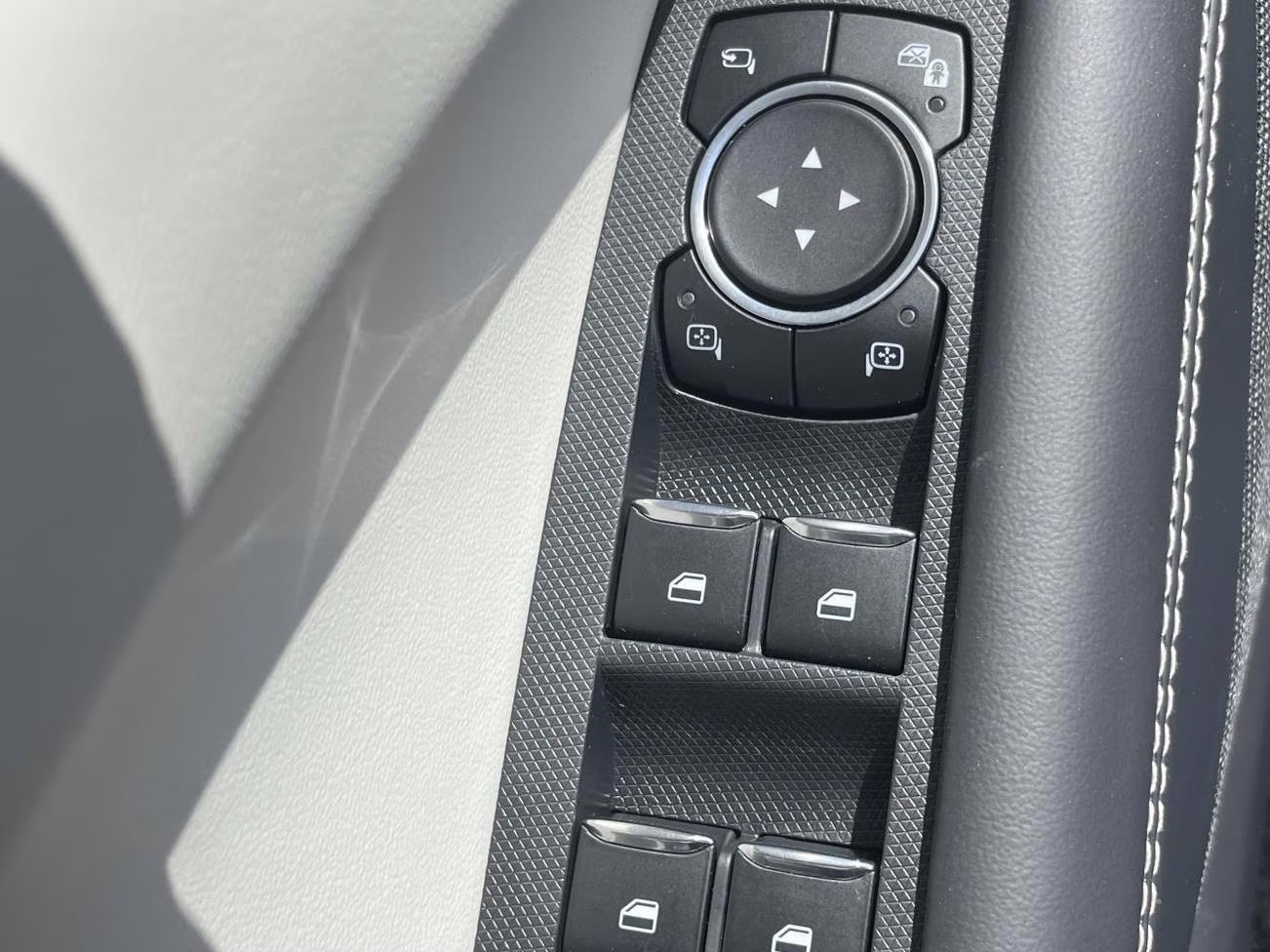 2025 Star White Metallic Tri-Coat Ford Mustang Mach-E Premium RWD SUV