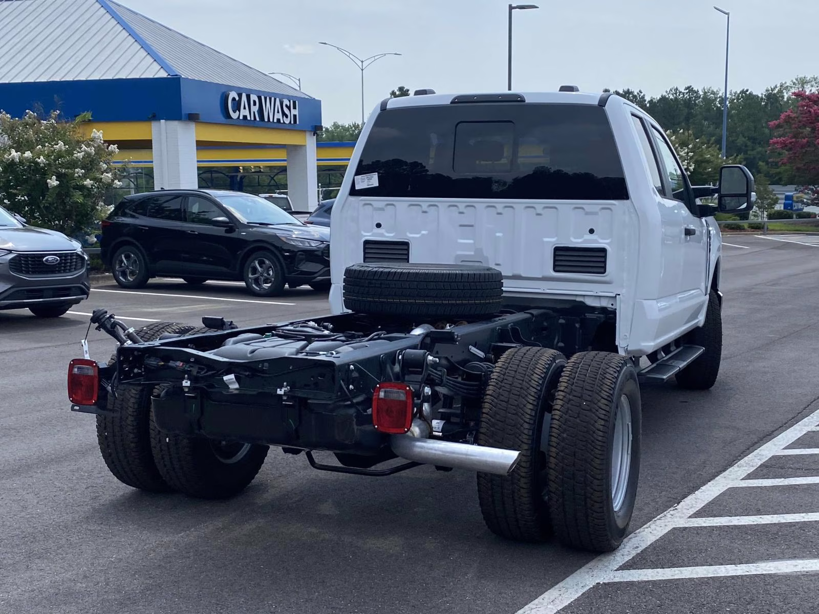 2025 Oxford White Ford Super Duty F-350 DRW XL 4X4 Chassis