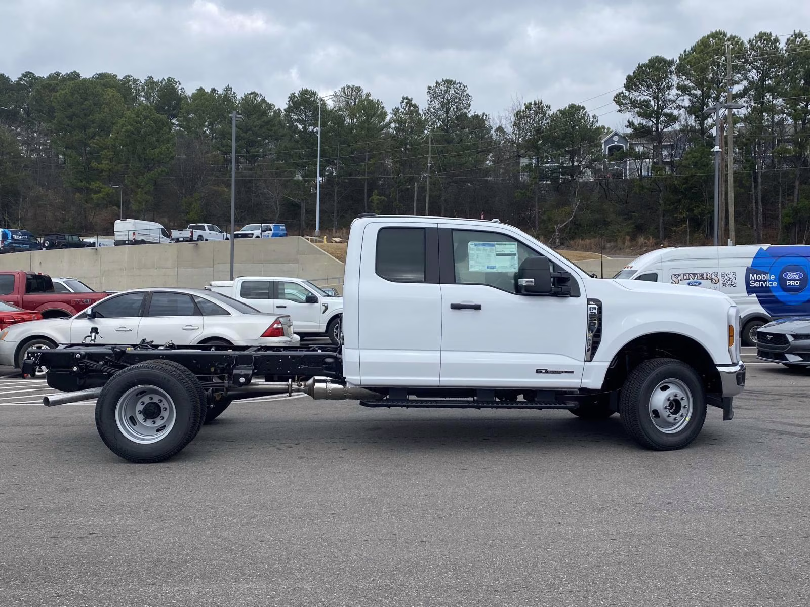 2026 Oxford White Ford Super Duty F-350 DRW XL 4X4 Chassis