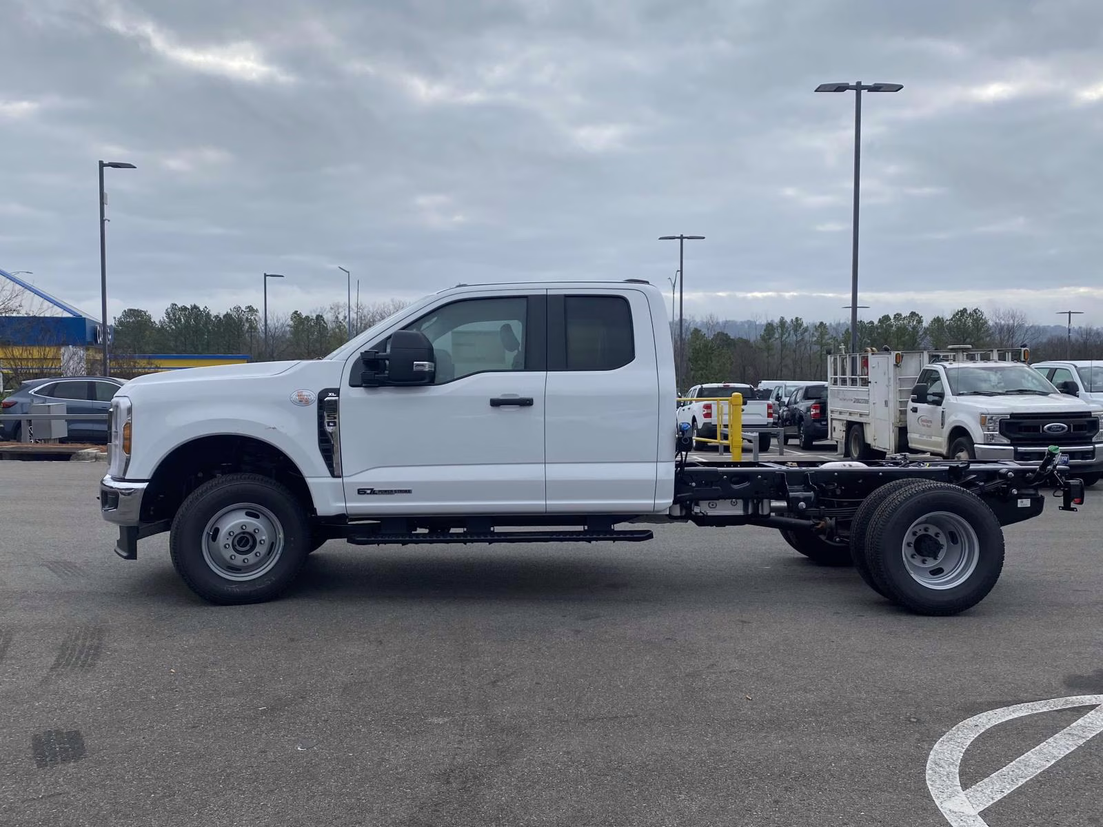 2026 Oxford White Ford Super Duty F-350 DRW XL 4X4 Chassis