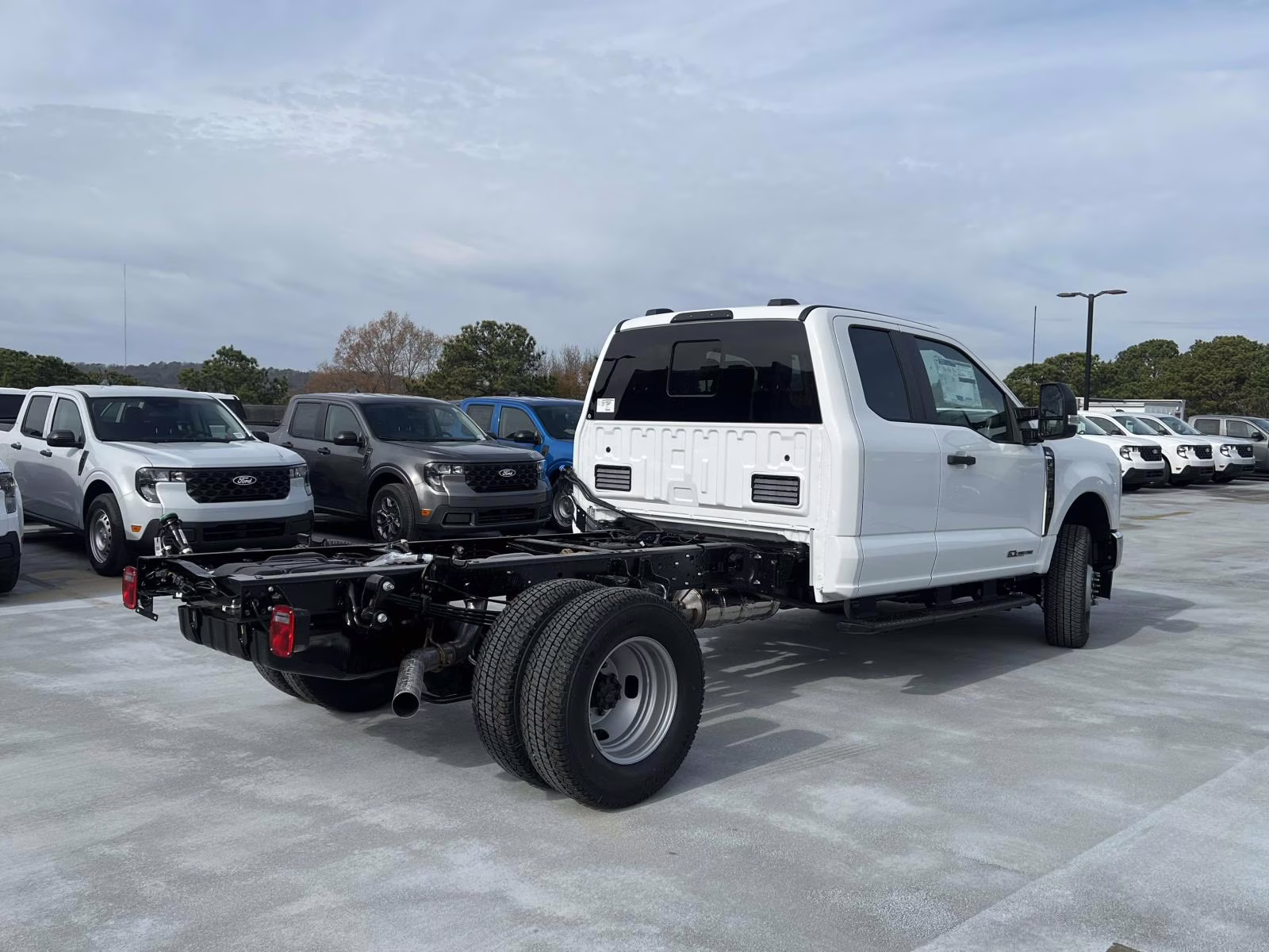 2026 Oxford White Ford Super Duty F-350 DRW XL 4X4 Chassis