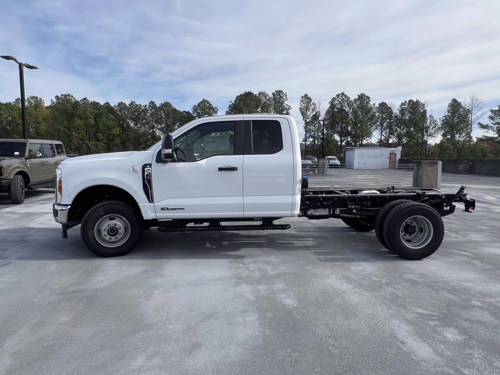 2026 Oxford White Ford Super Duty F-350 DRW XL 4X4 Chassis