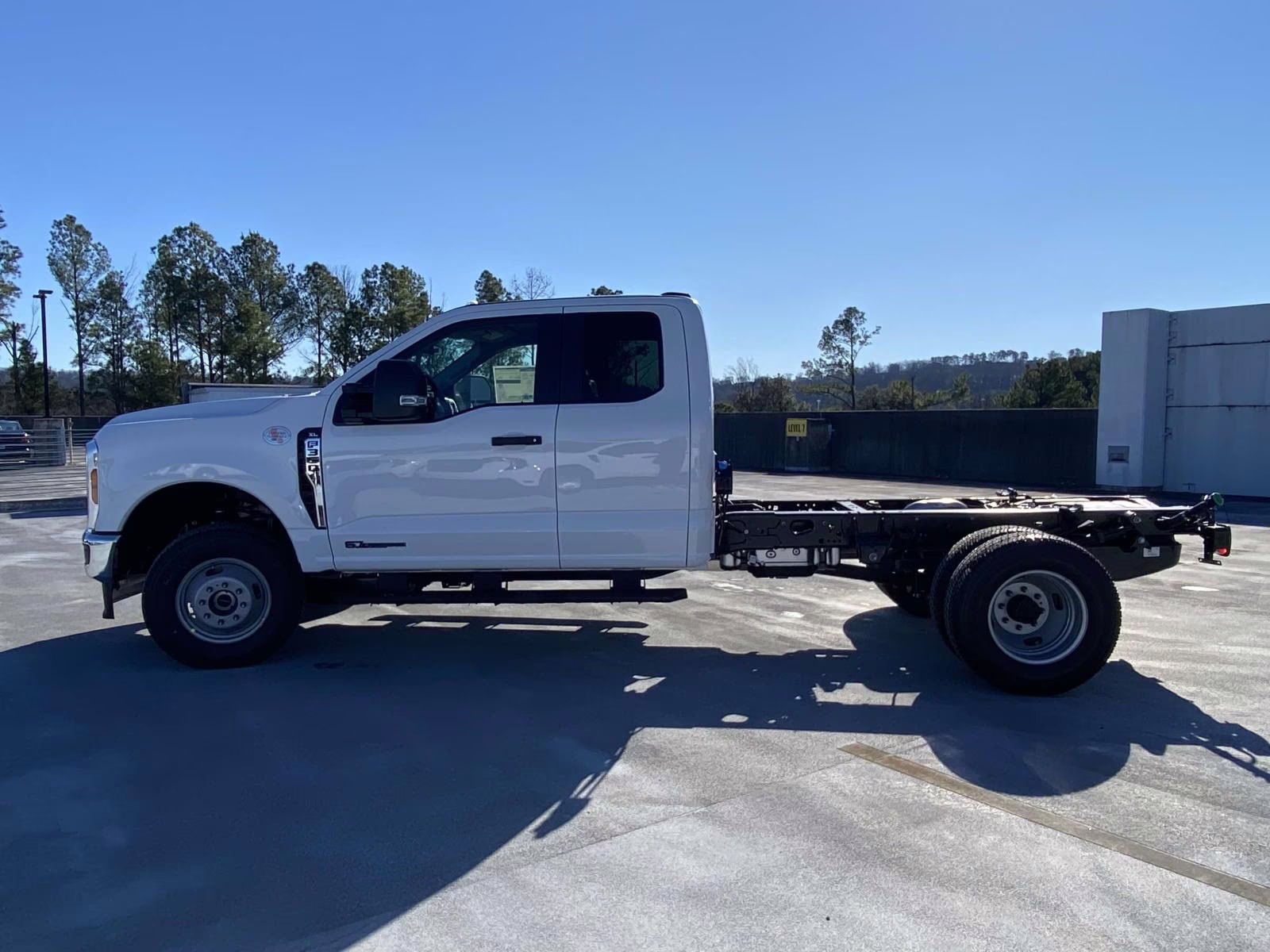 2026 Oxford White Ford Super Duty F-350 DRW XL 4X4 Chassis