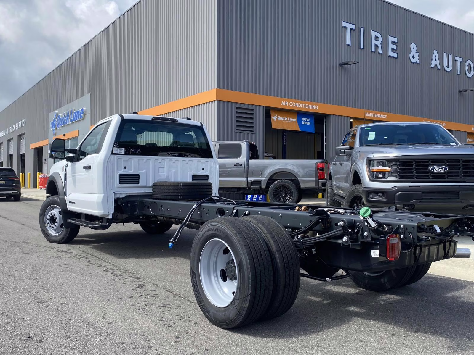 2025 Oxford White Ford F-600SD XL RWD Chassis