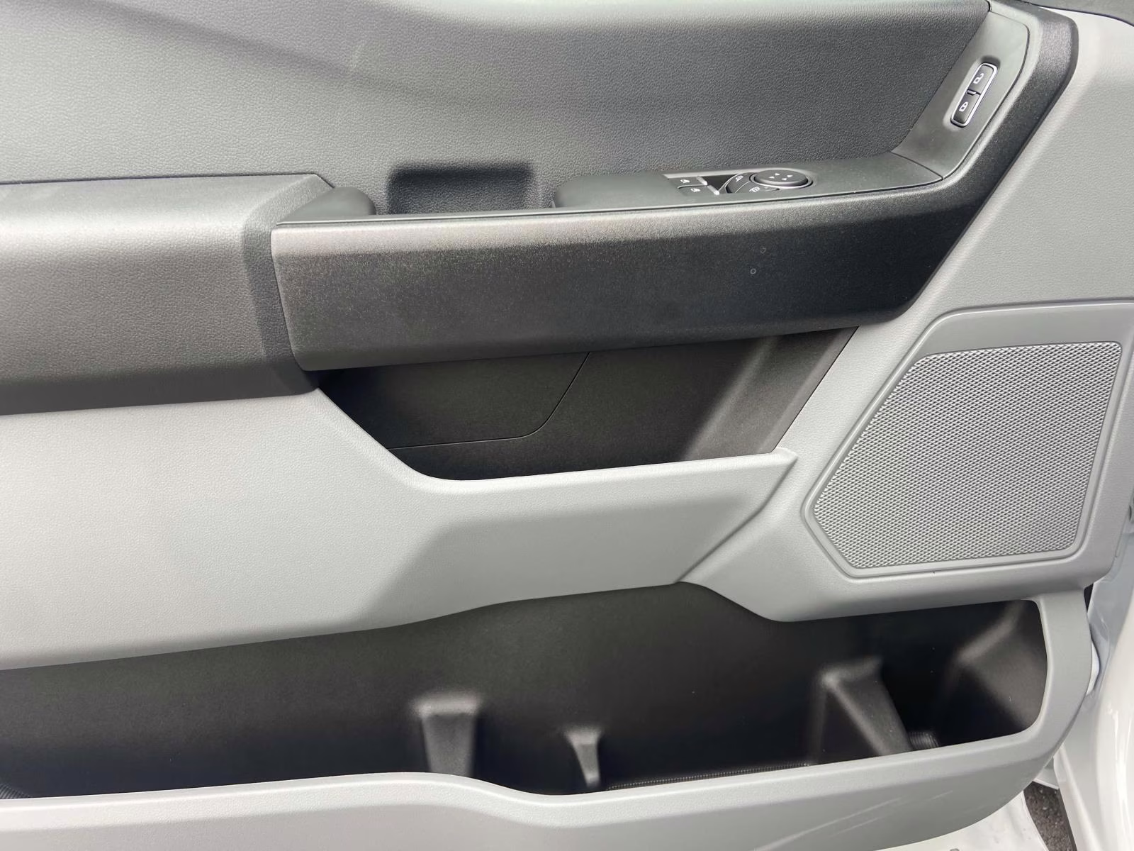 2025 Oxford White Ford Super Duty F-350 DRW XL RWD Chassis