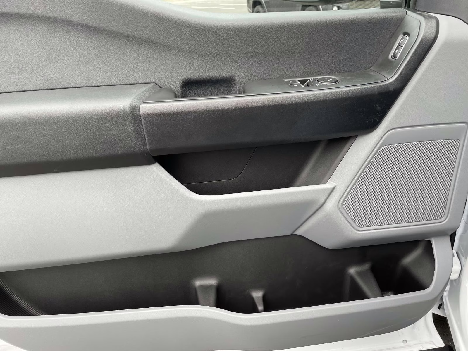 2025 Oxford White Ford Super Duty F-350 DRW XL 4X4 Chassis