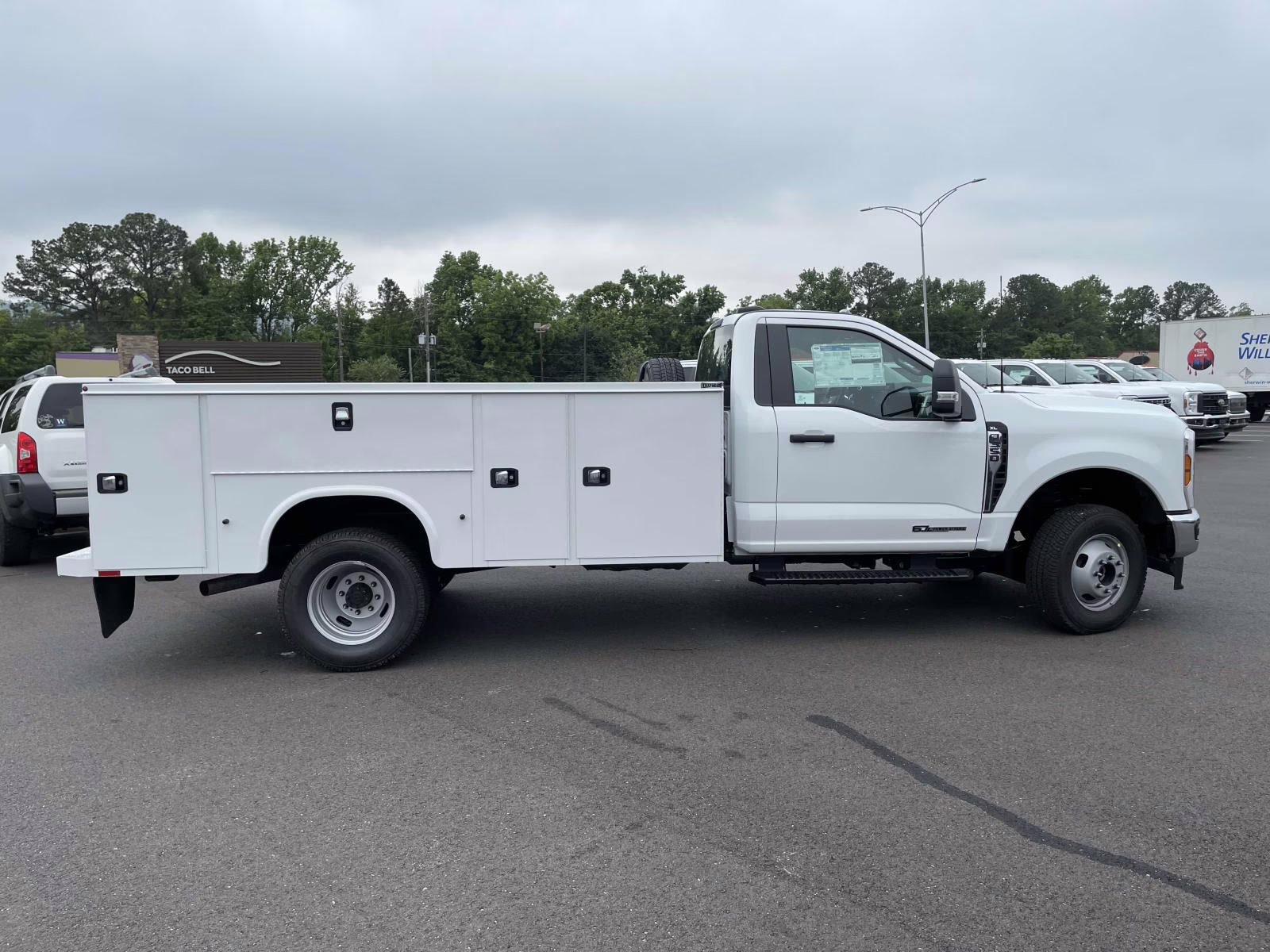 2025 Oxford White Ford Super Duty F-350 DRW XL 4X4 Chassis