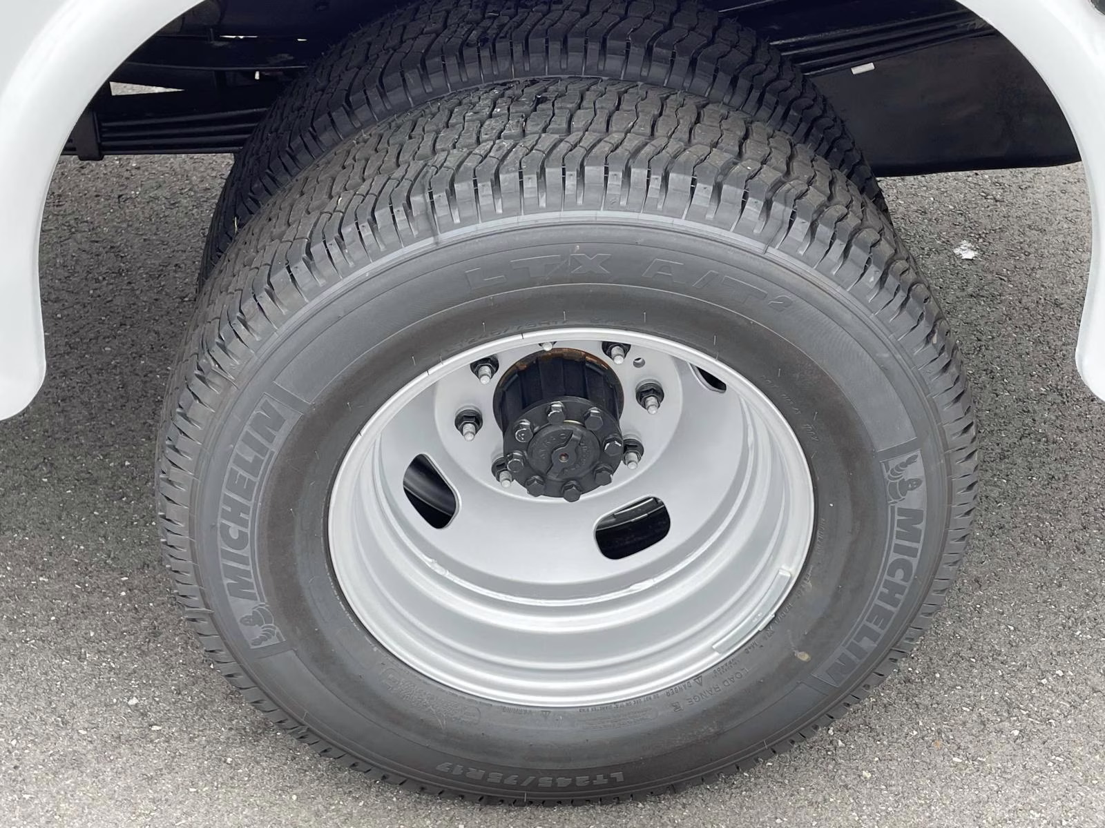 2025 Oxford White Ford Super Duty F-350 DRW XL 4X4 Chassis