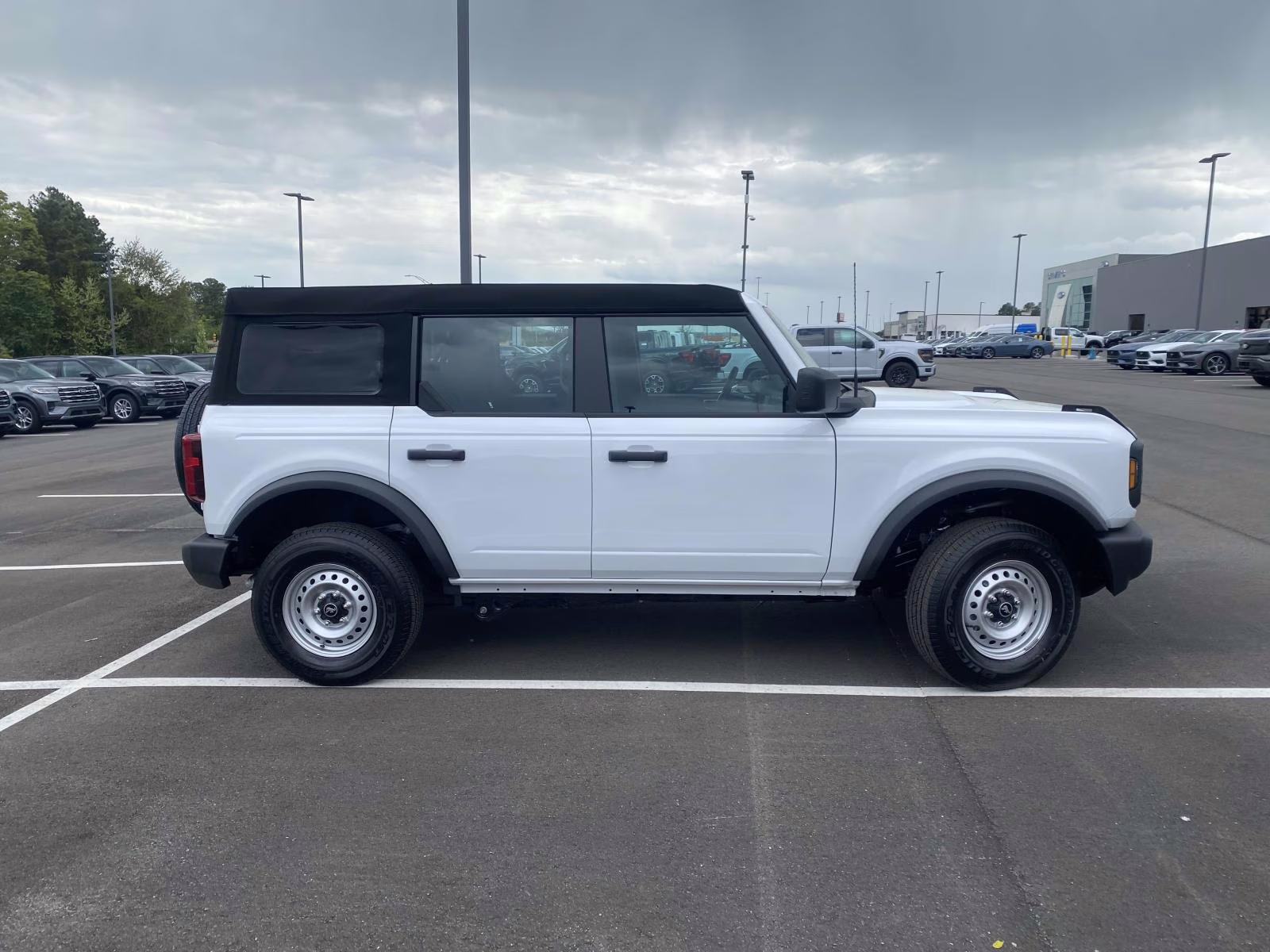 2025 Oxford White Ford Bronco Base 4X4 SUV