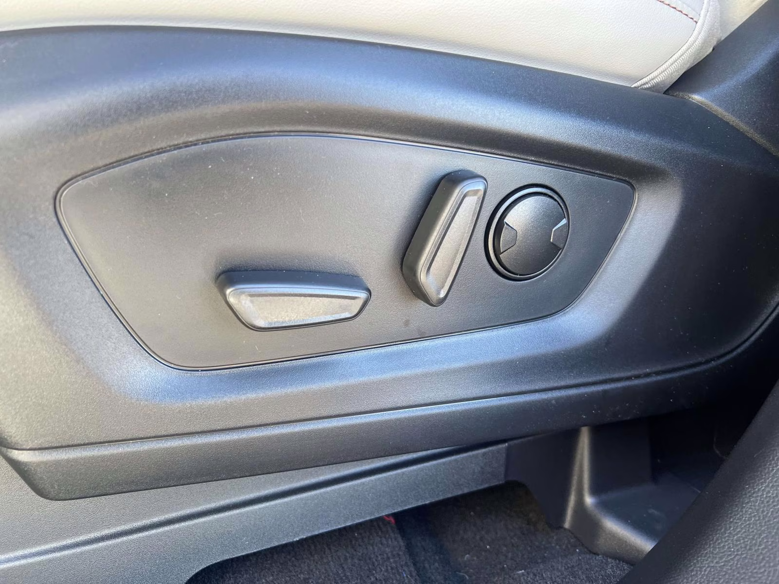 2026 Star White Metallic Tri-Coat Ford Explorer Active RWD SUV