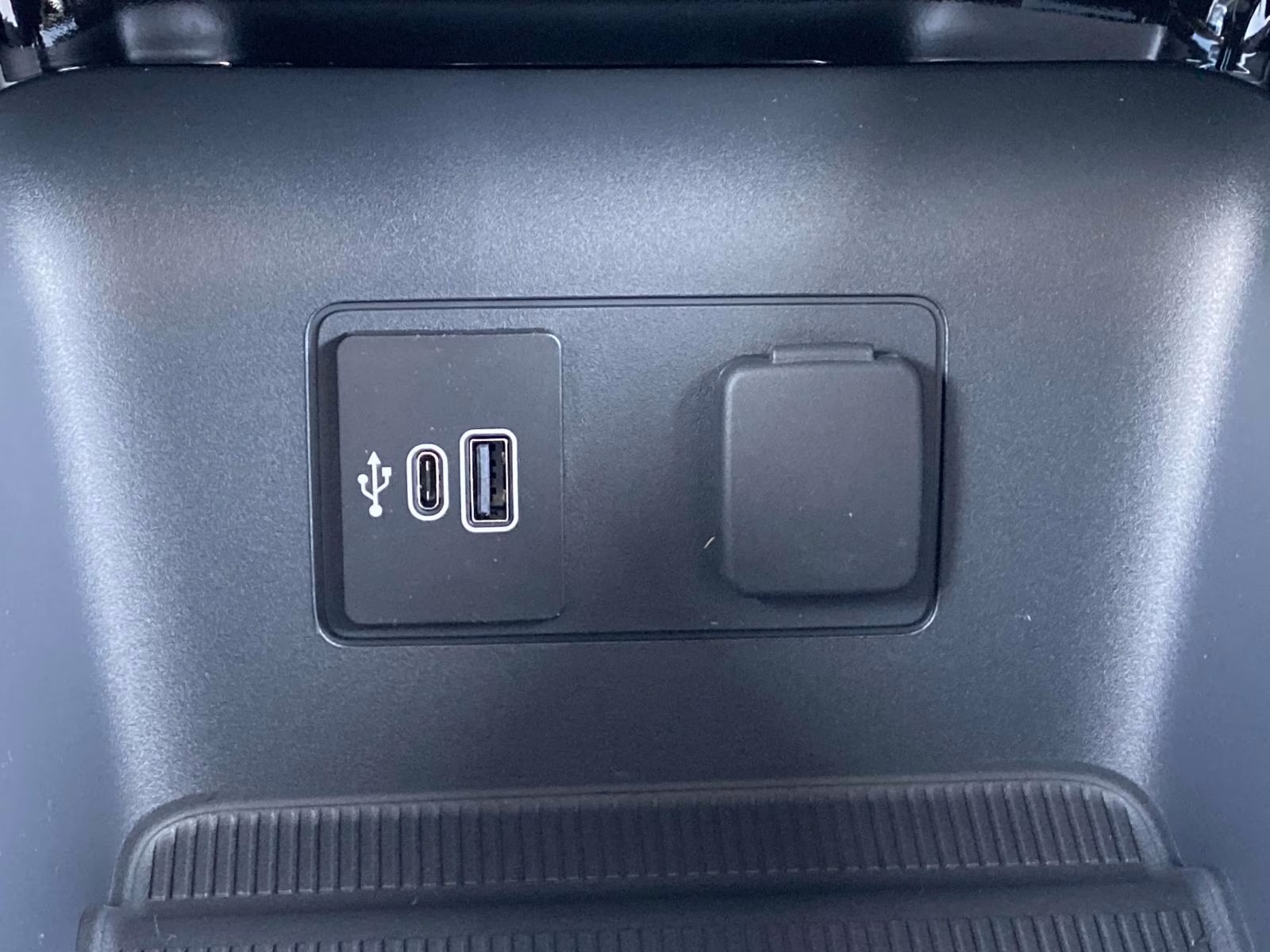 2026 White Metallic Ford Explorer Platinum 4X4 SUV