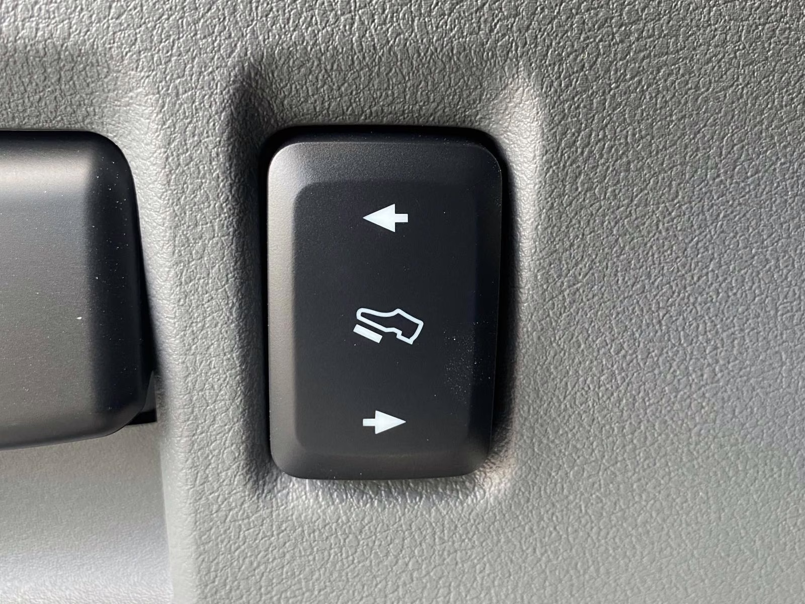 2025 Oxford White Ford F-150 Lightning Flash AWD Truck