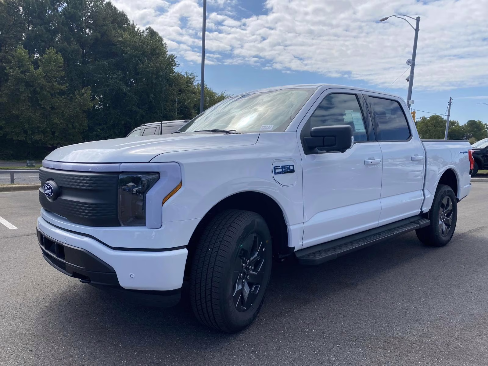 2025 Oxford White Ford F-150 Lightning Flash AWD Truck