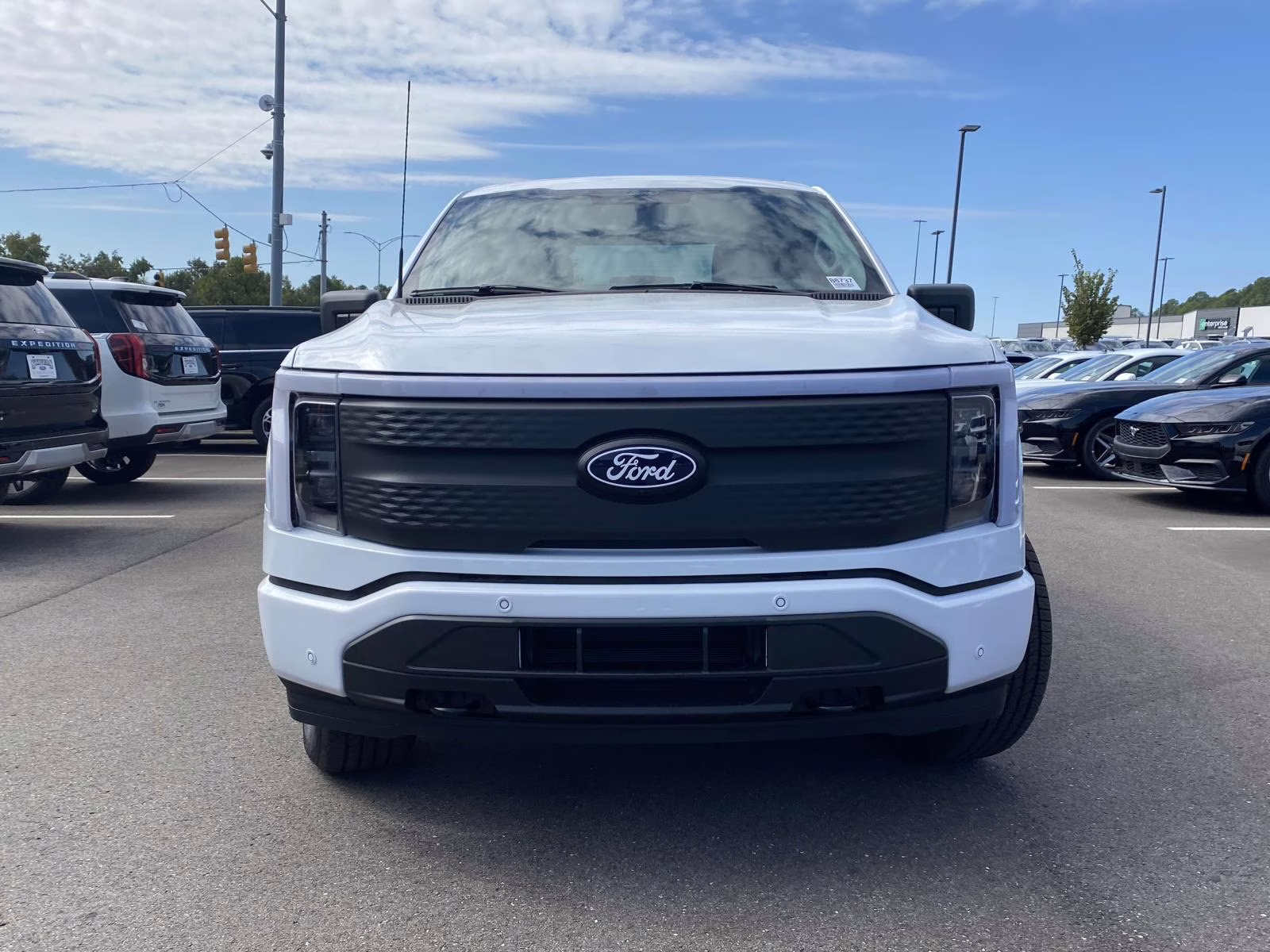 2025 Oxford White Ford F-150 Lightning Flash AWD Truck