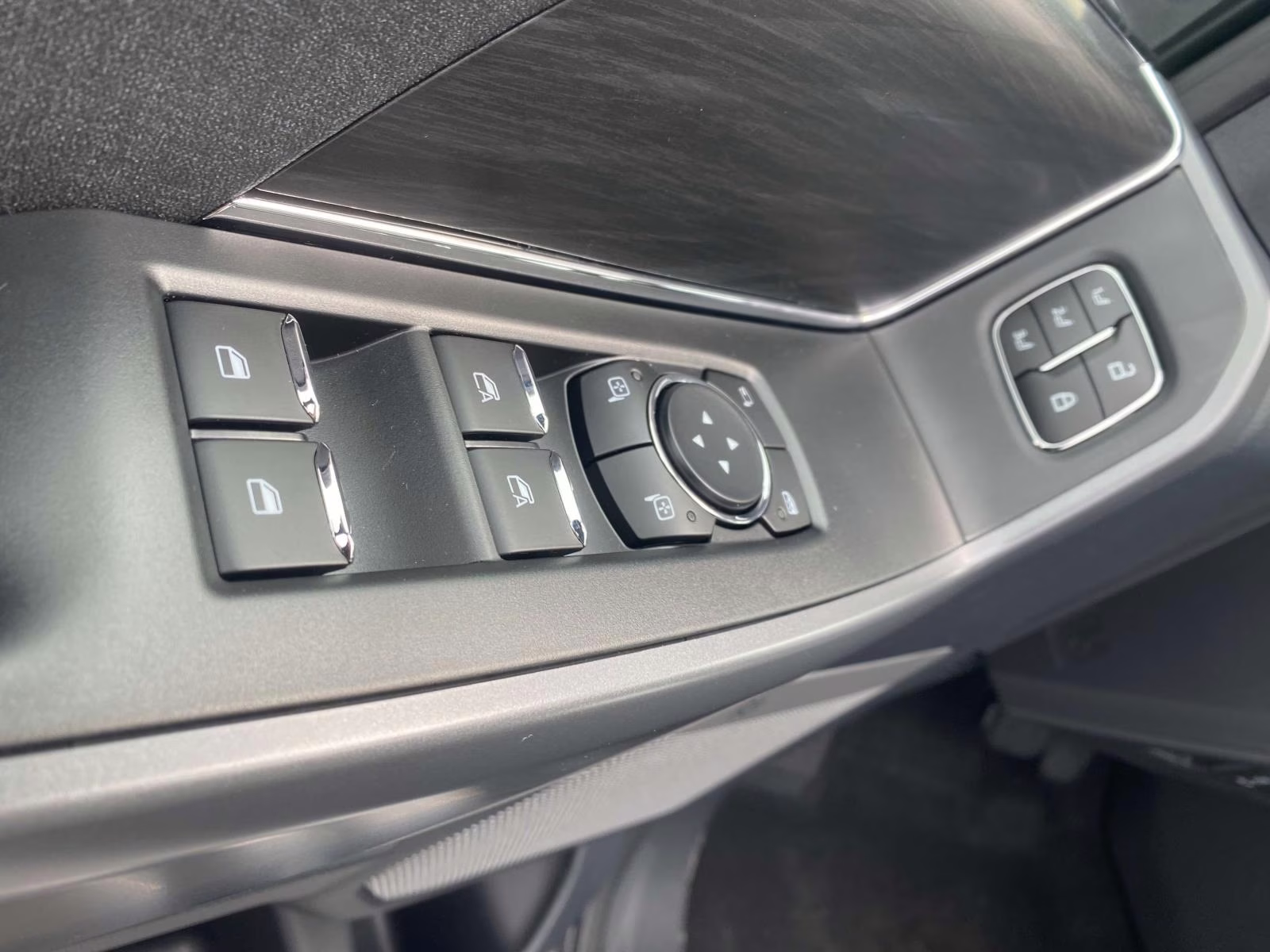 2025 White Metallic Ford F-150 Lariat 4X4 Truck