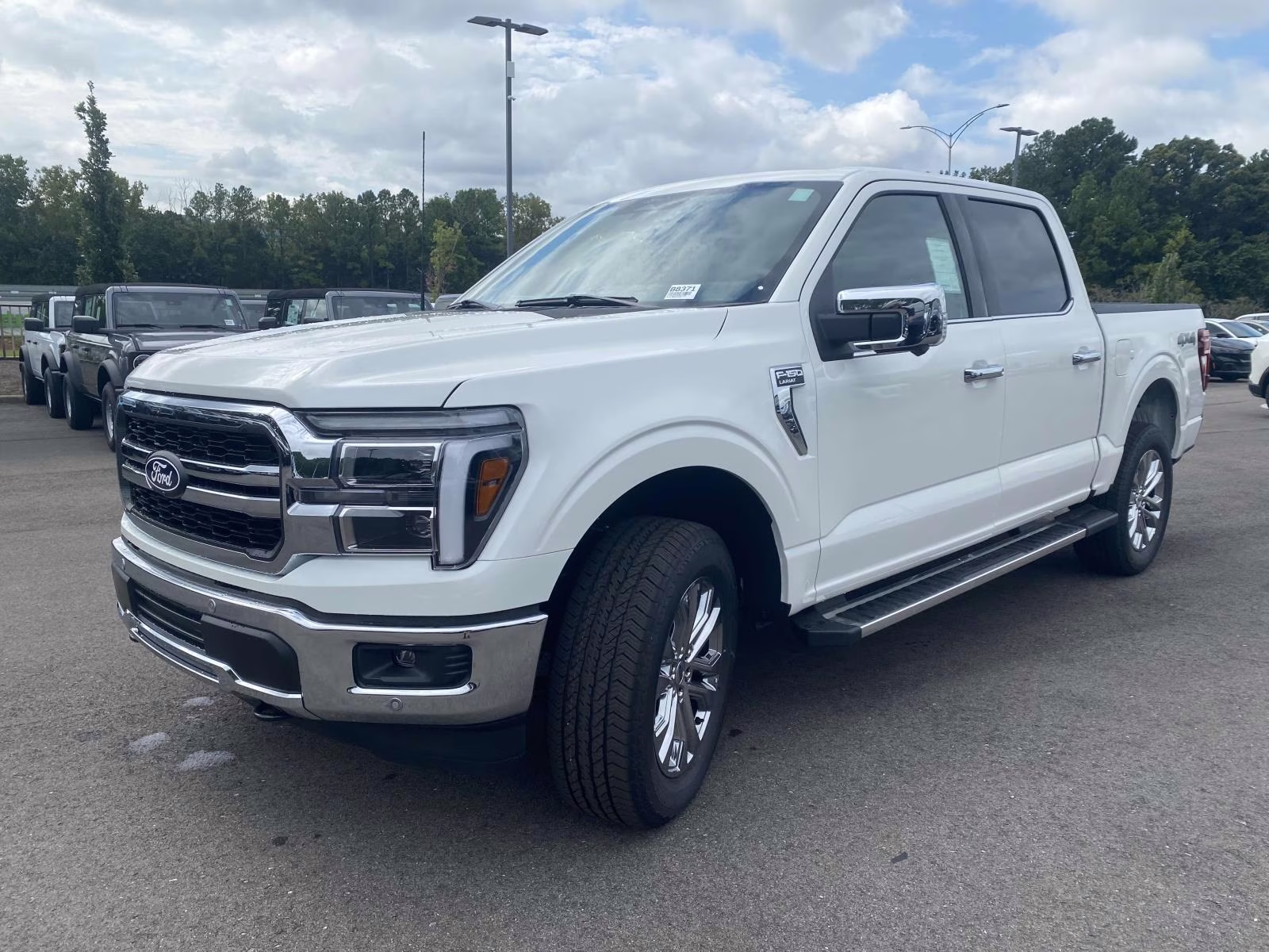 2025 White Metallic Ford F-150 Lariat 4X4 Truck