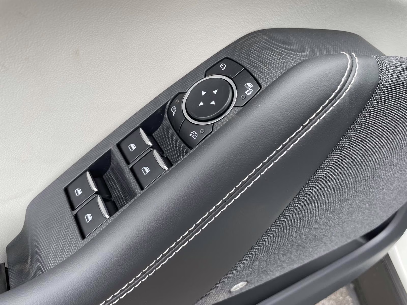 2025 Star White Metallic Tri-Coat Ford Mustang Mach-E Premium RWD SUV