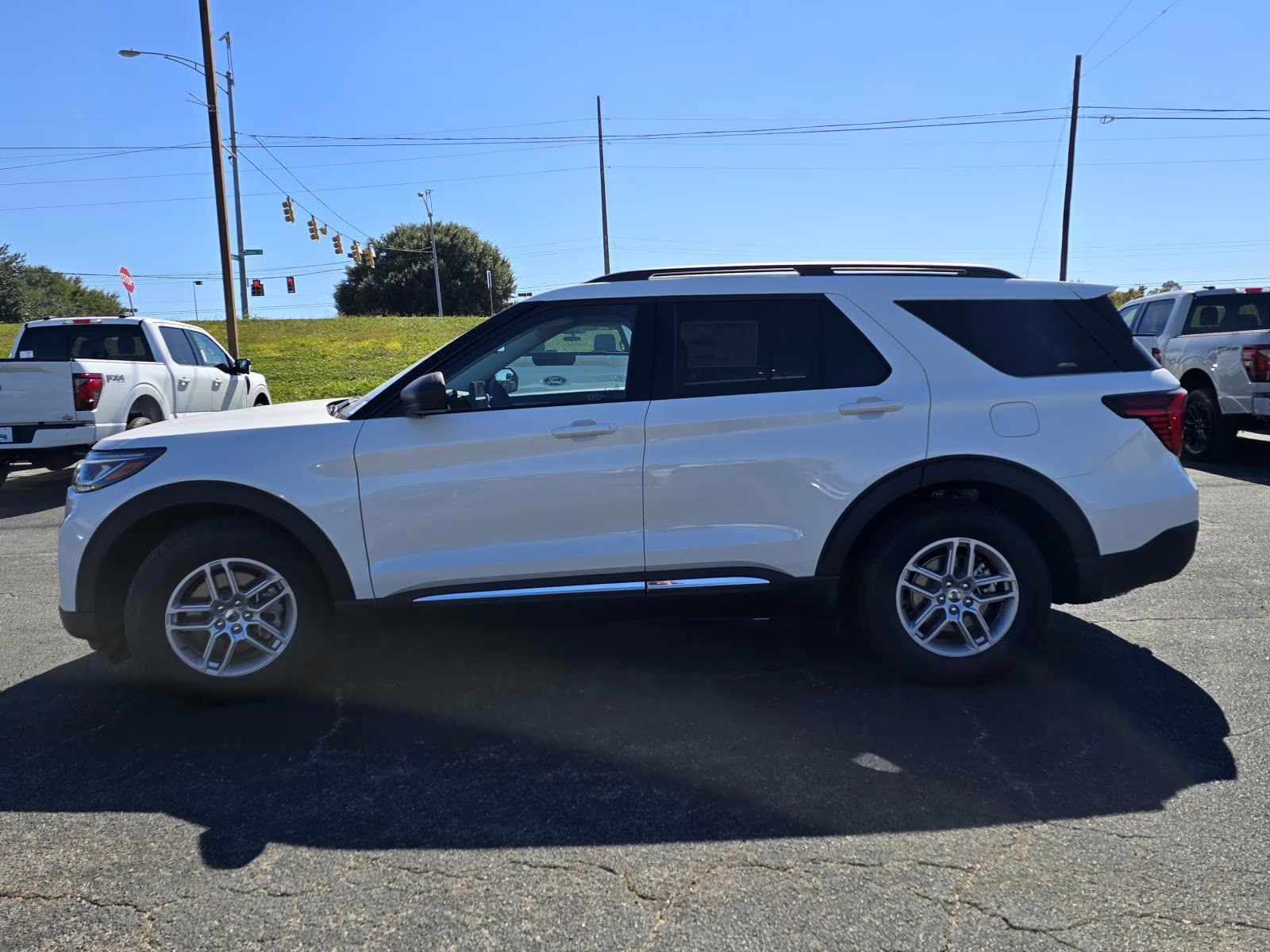 2025 White Metallic Ford Explorer Active RWD SUV