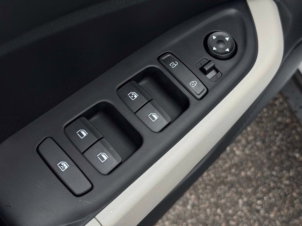 2026 Lunar White Hyundai Venue SEL FWD SUV