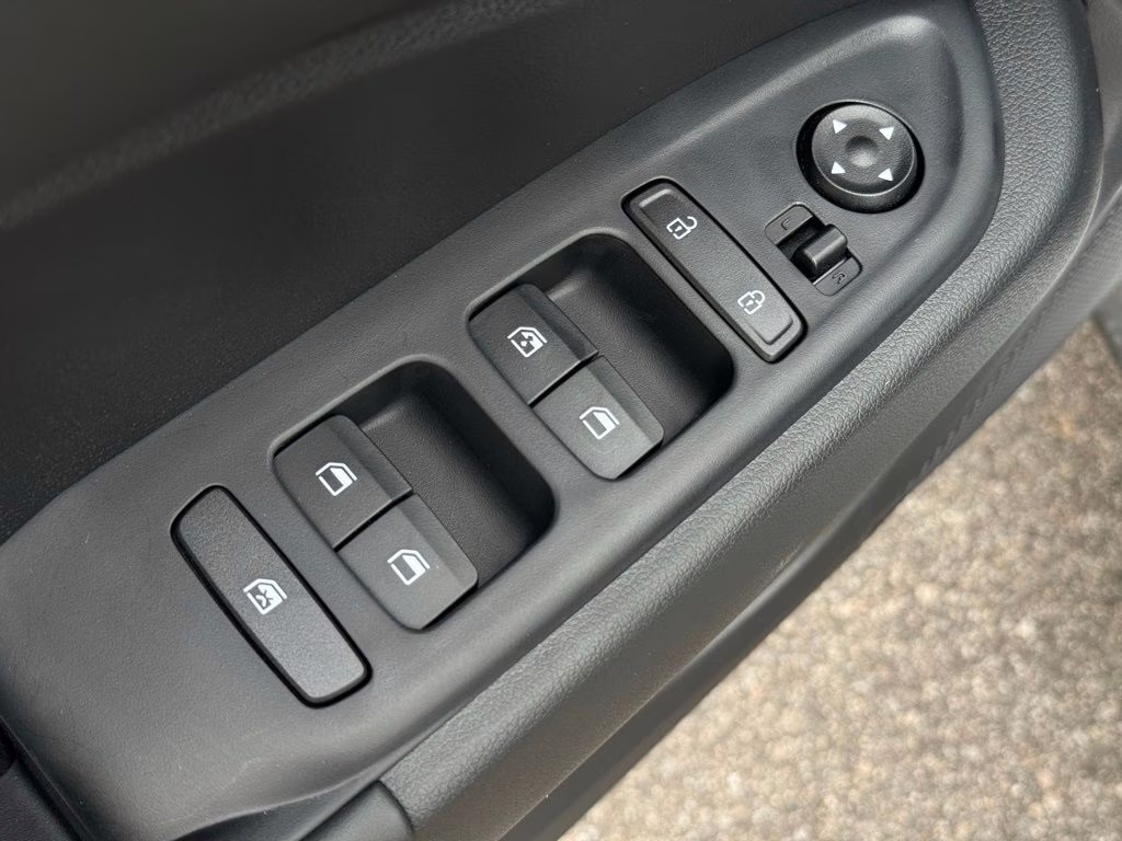 2026 Lunar White w/Black Roof Hyundai Venue SEL FWD SUV