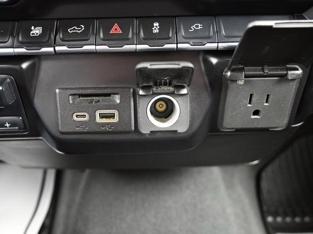 2022 Silver Ice Metallic Chevrolet Silverado 2500HD LTZ 4X4 Truck