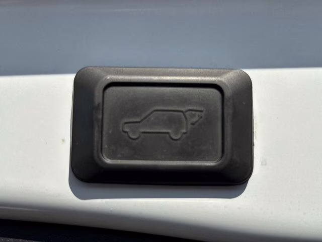 2019 Super White Toyota RAV4 XLE FWD SUV