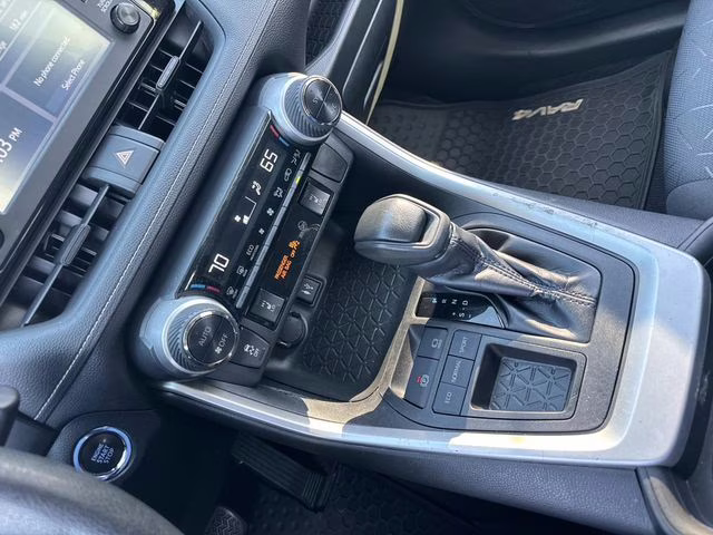 2019 Super White Toyota RAV4 XLE FWD SUV