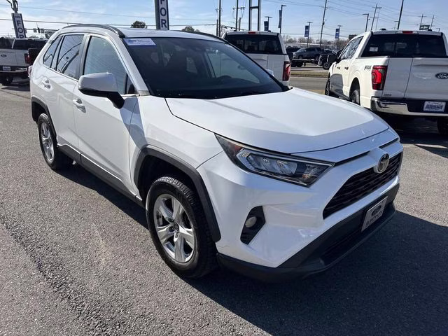 2019 Super White Toyota RAV4 XLE FWD SUV