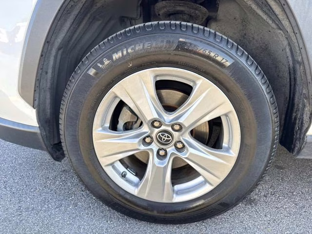 2019 Super White Toyota RAV4 XLE FWD SUV