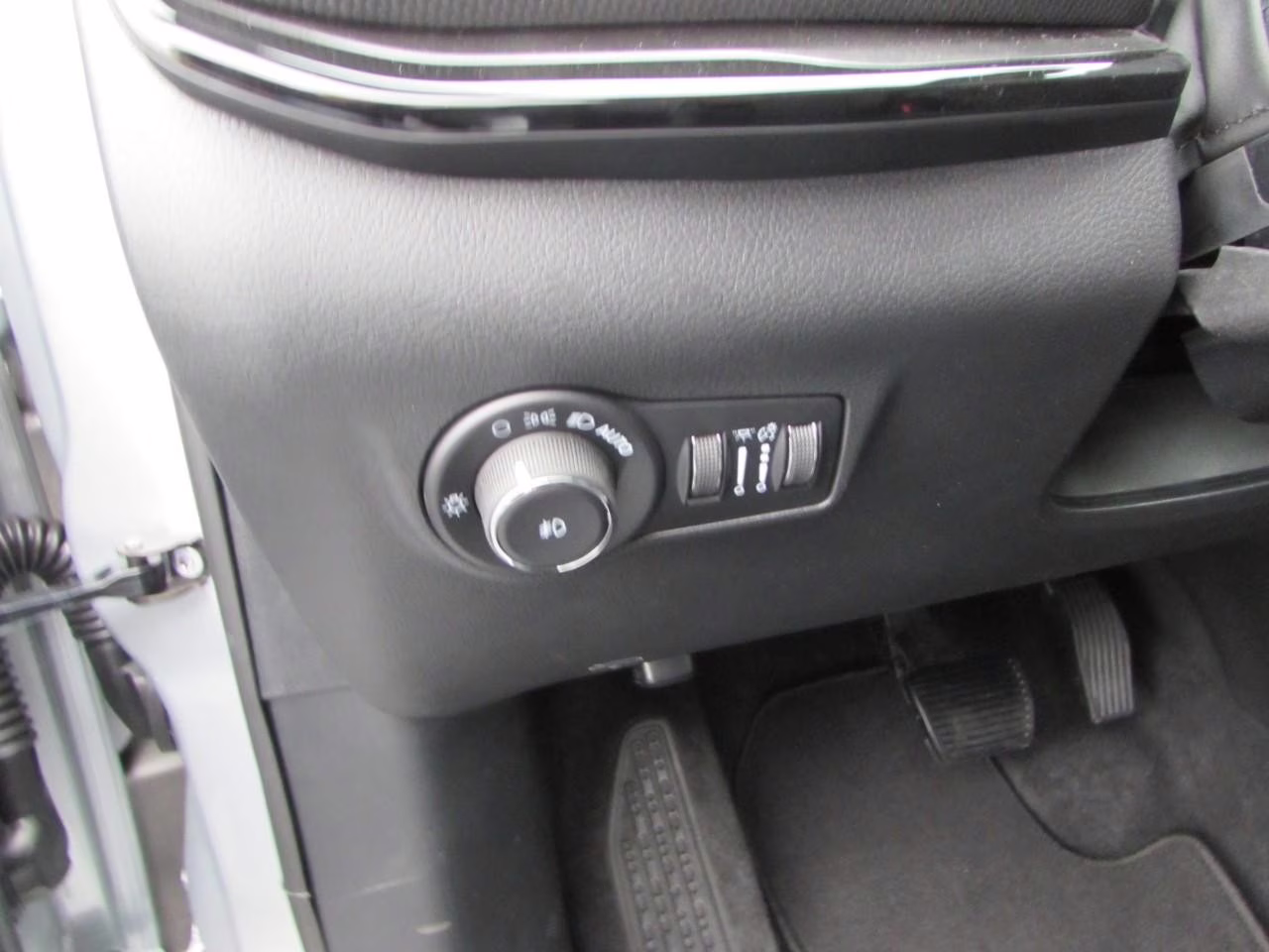 2026 Silver Zynith Metallic Clearcoat Jeep Compass Latitude 4X4 SUV