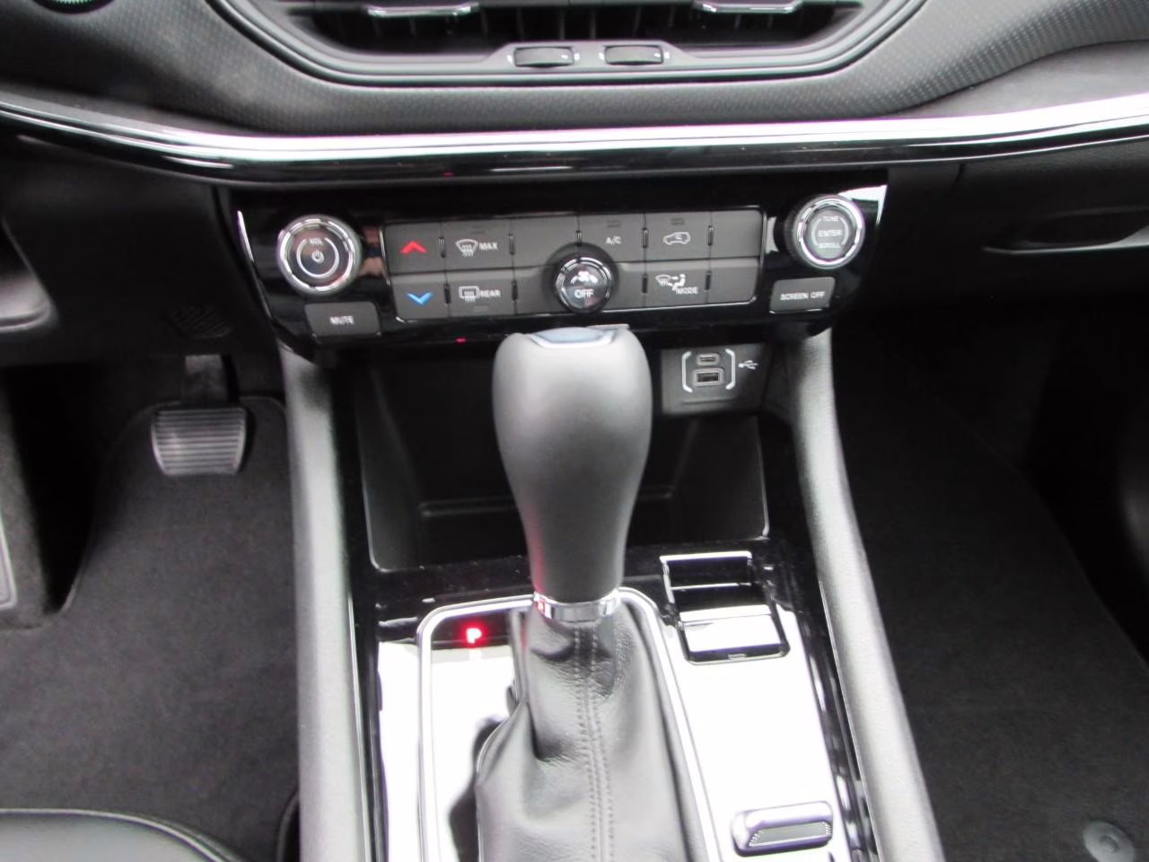 2026 Silver Zynith Metallic Clearcoat Jeep Compass Latitude 4X4 SUV