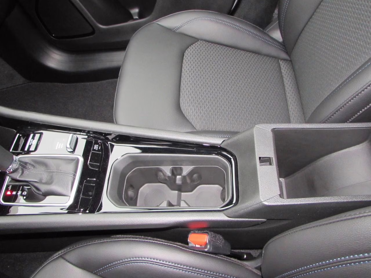 2026 Silver Zynith Metallic Clearcoat Jeep Compass Latitude 4X4 SUV