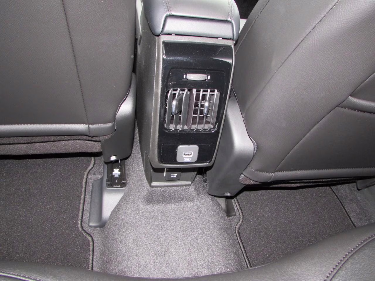 2026 Silver Zynith Metallic Clearcoat Jeep Compass Latitude 4X4 SUV