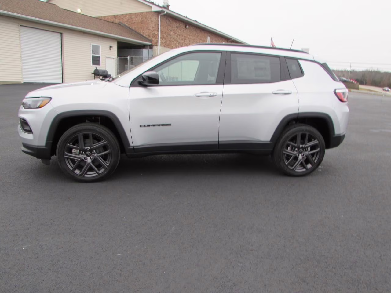 2026 Silver Zynith Metallic Clearcoat Jeep Compass Latitude 4X4 SUV