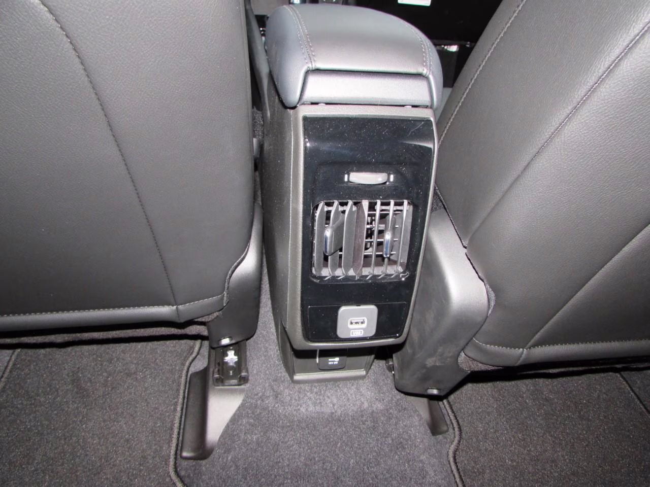 2026 Bright White Clearcoat Jeep Compass Latitude 4X4 SUV