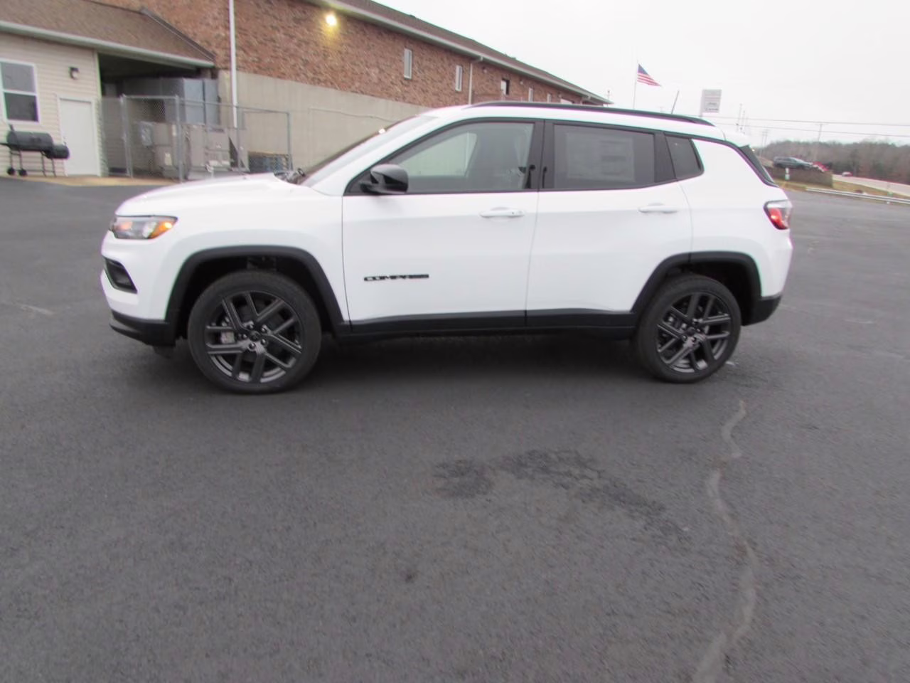 2026 Bright White Clearcoat Jeep Compass Latitude 4X4 SUV