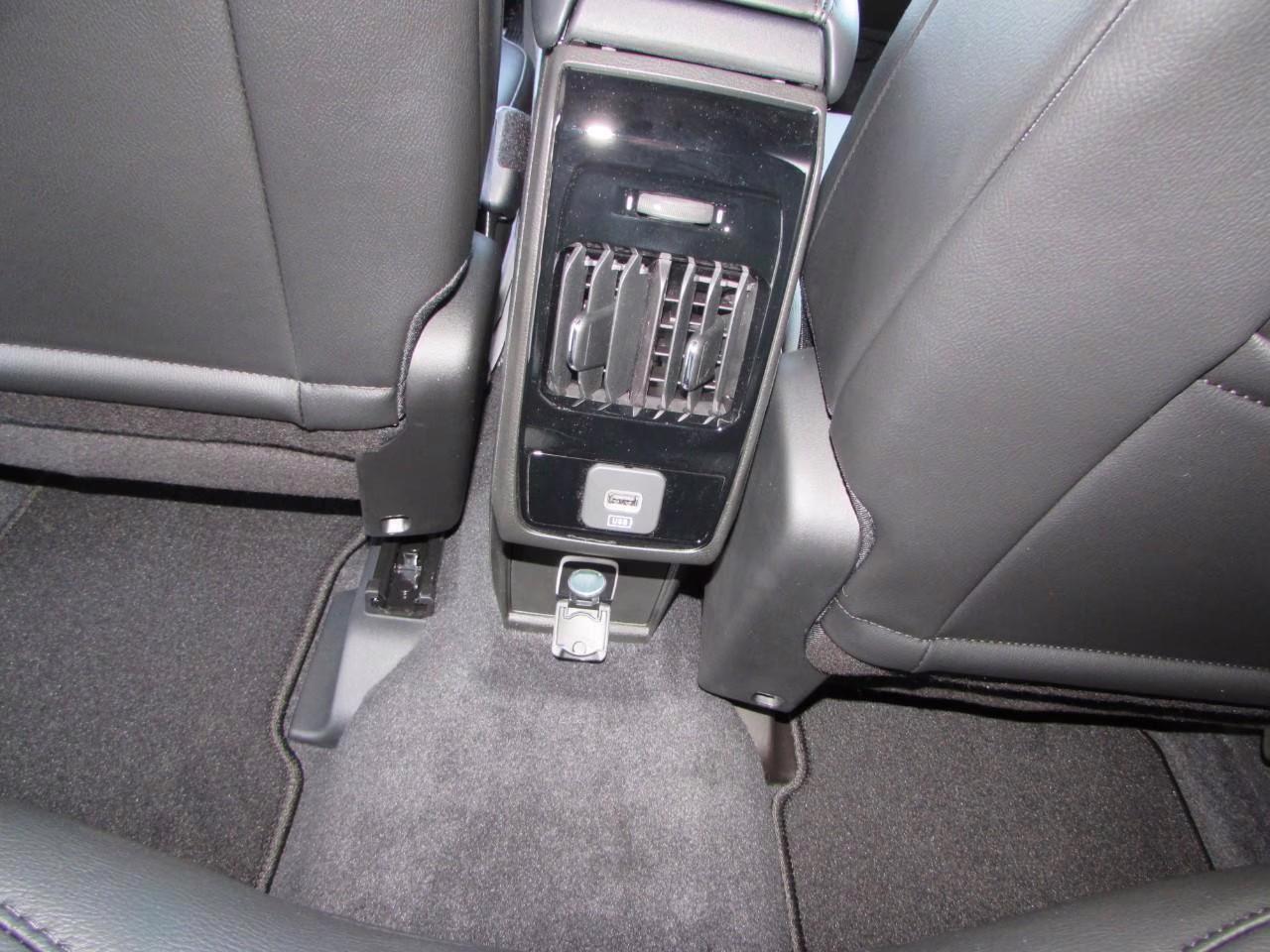 2026 Bright White Clearcoat Jeep Compass Latitude 4X4 SUV