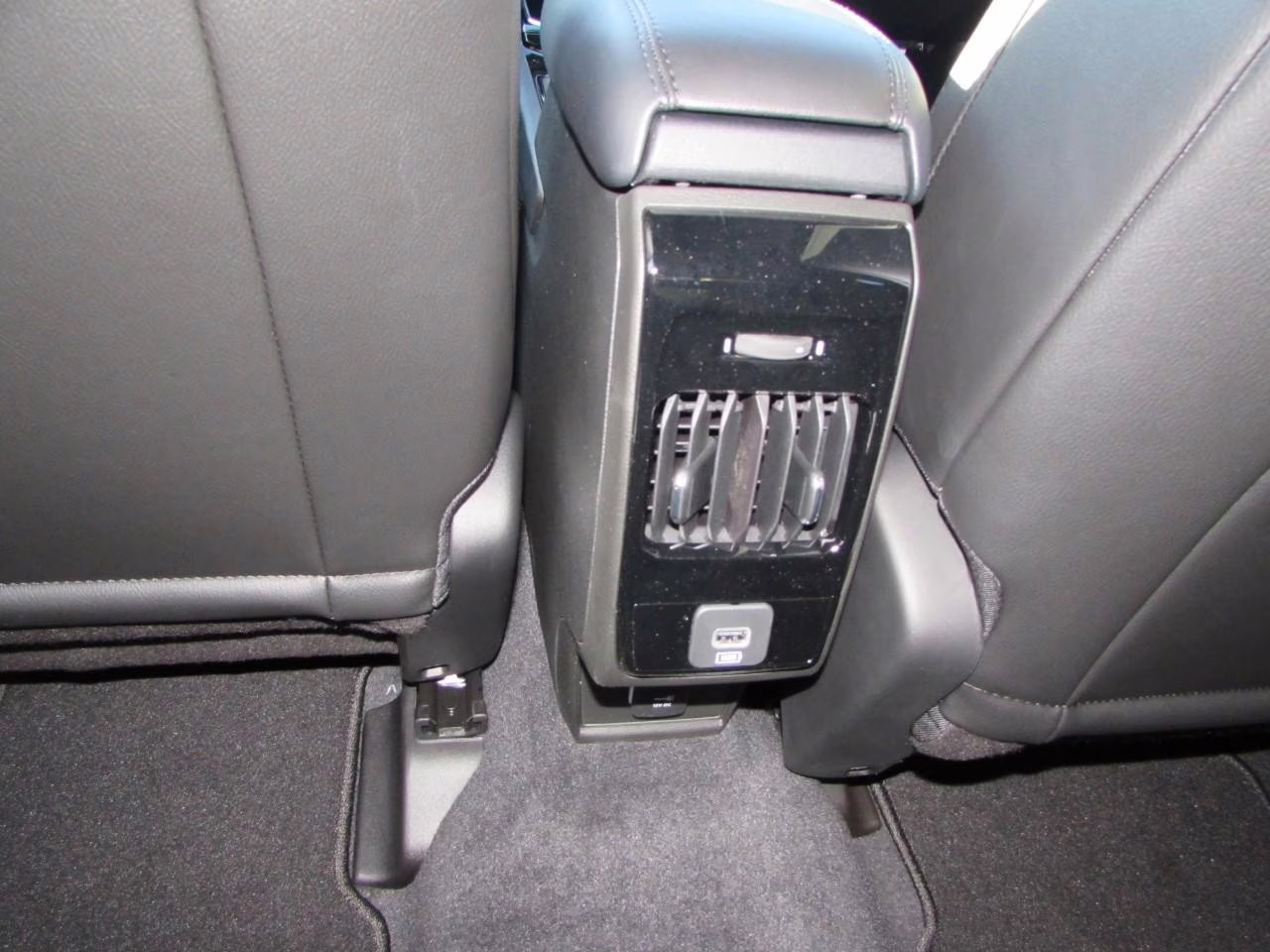 2026 Bright White Clearcoat Jeep Compass Latitude 4X4 SUV