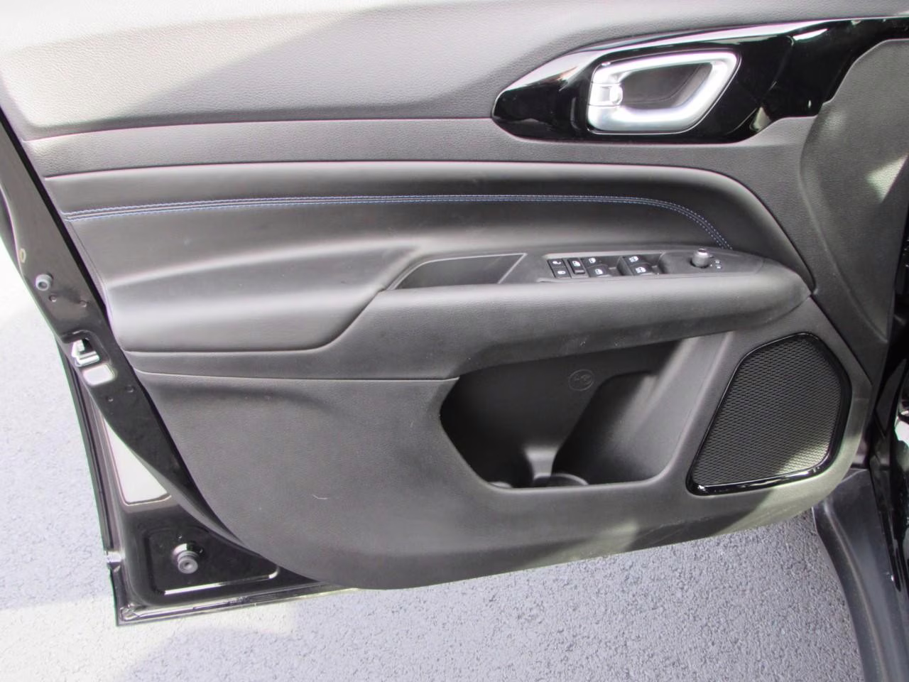 2026 Diamond Black Crystal Pearlcoat Jeep Compass Latitude 4X4 SUV