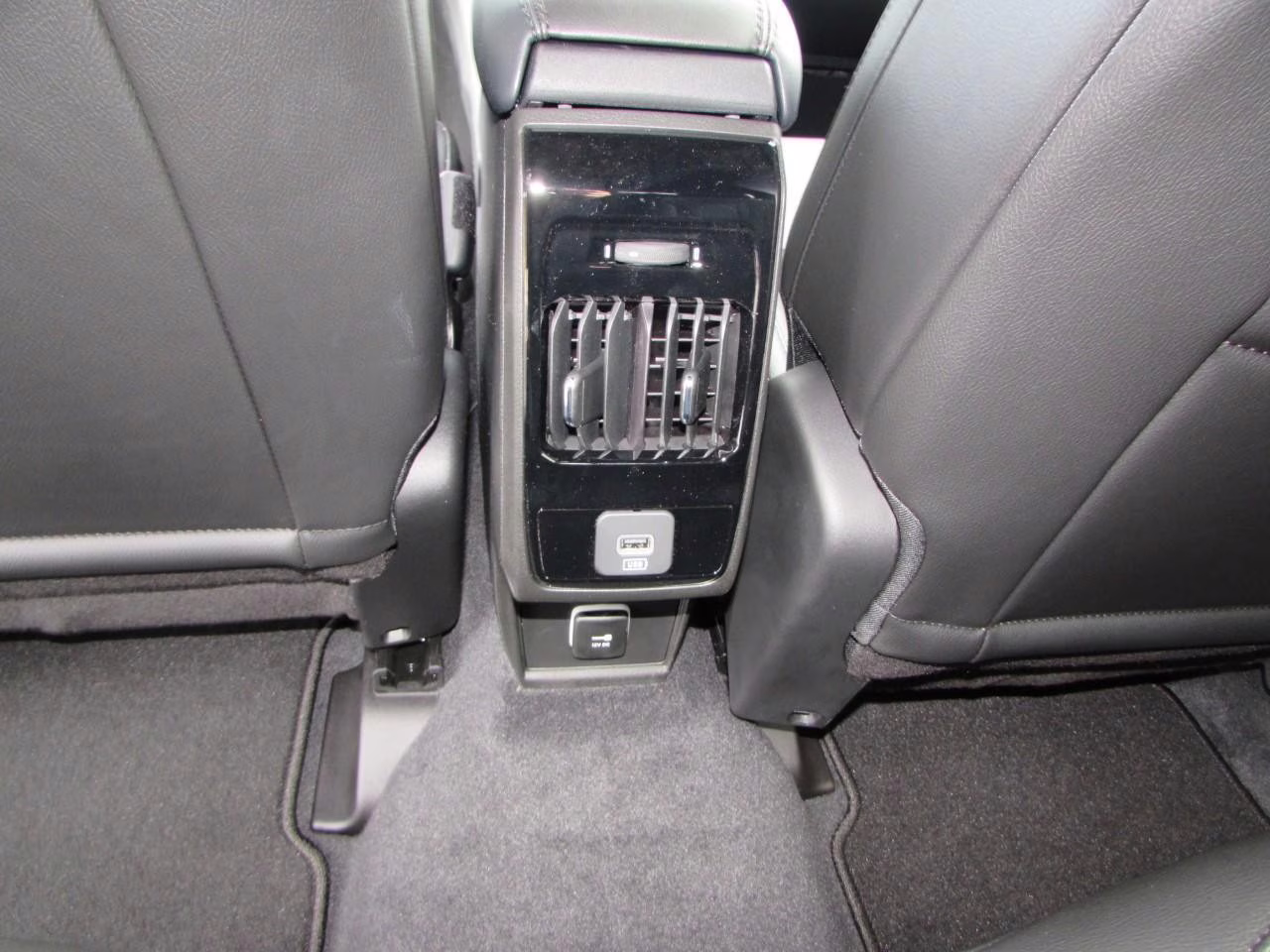 2026 Diamond Black Crystal Pearlcoat Jeep Compass Latitude 4X4 SUV