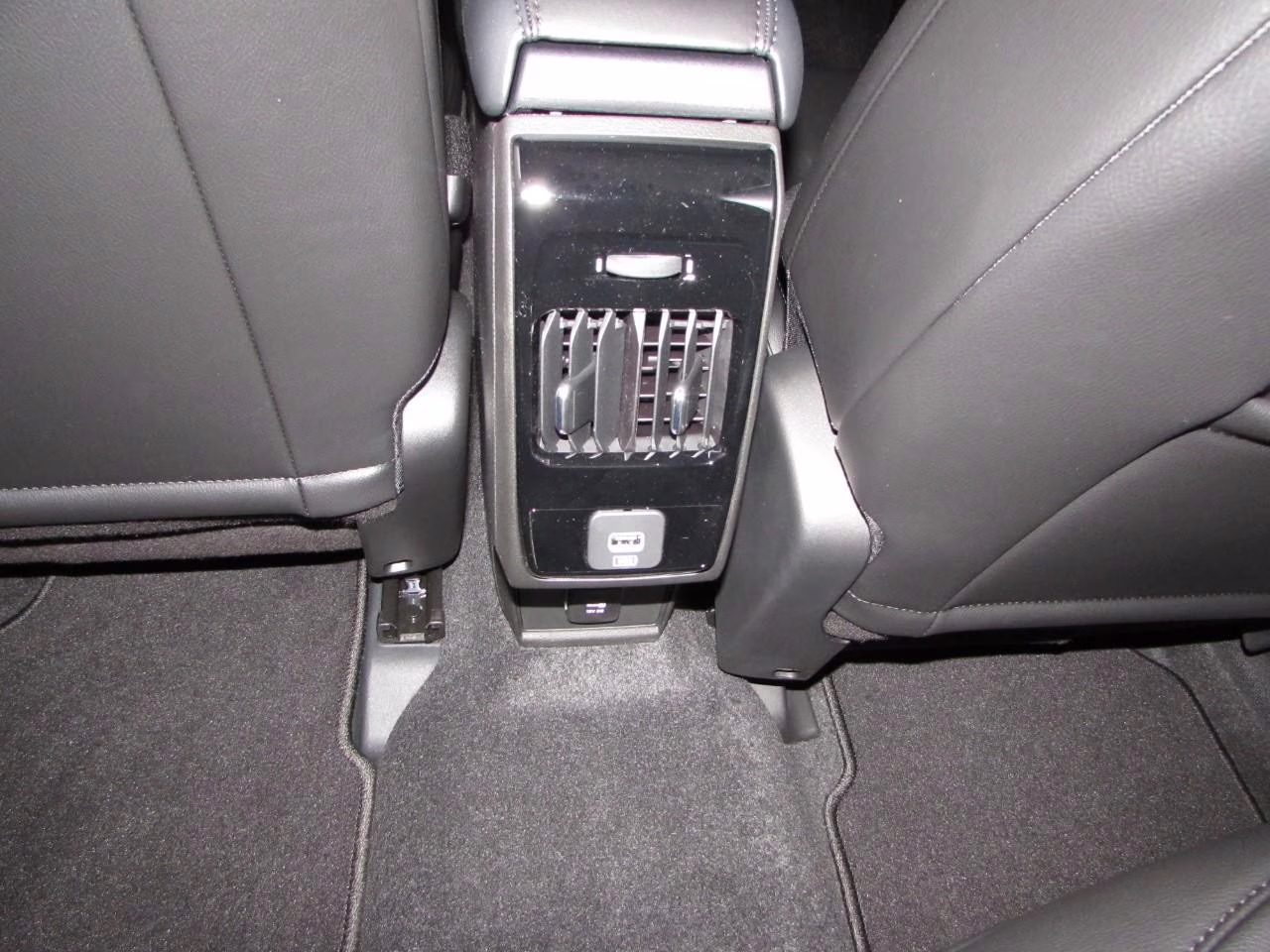 2026 Diamond Black Crystal Pearlcoat Jeep Compass Latitude 4X4 SUV