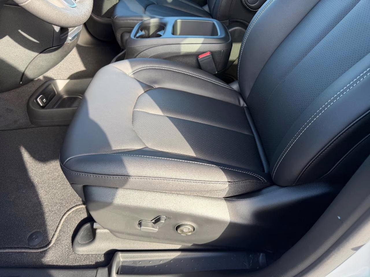 2026 Bright White Clearcoat Chrysler Pacifica Select FWD Van