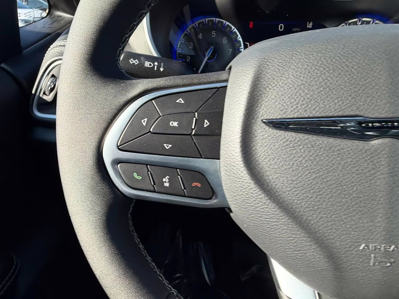 2026 Diamond Black Crystal Pearlcoat Chrysler Pacifica Select FWD Van