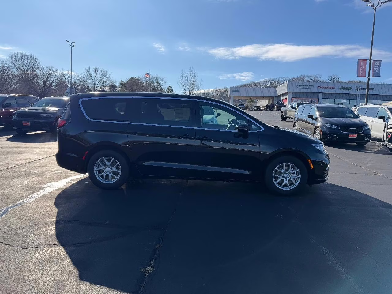 2026 Diamond Black Crystal Pearlcoat Chrysler Pacifica Select FWD Van