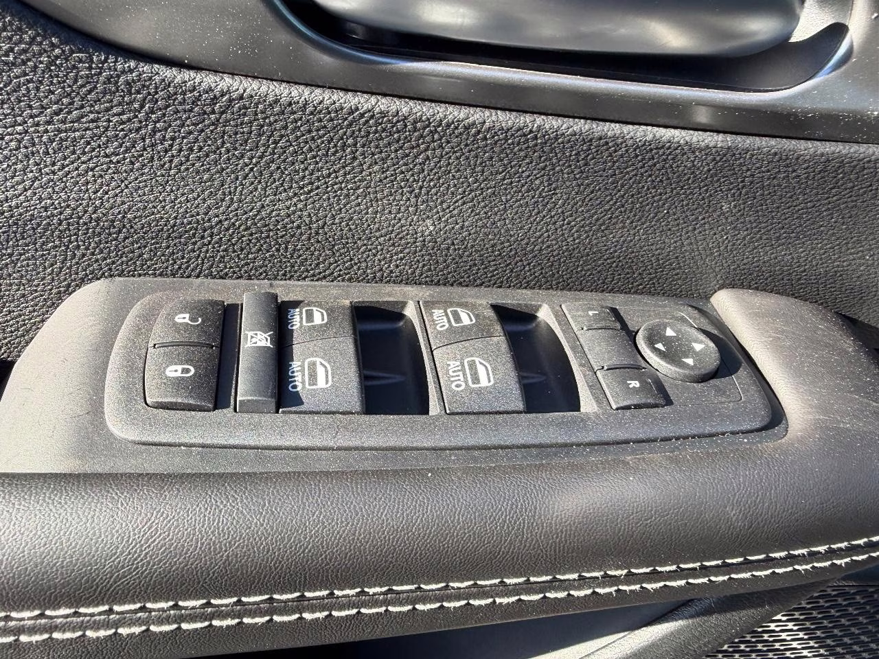 2026 Diamond Black Crystal Pearlcoat Chrysler Pacifica Select FWD Van