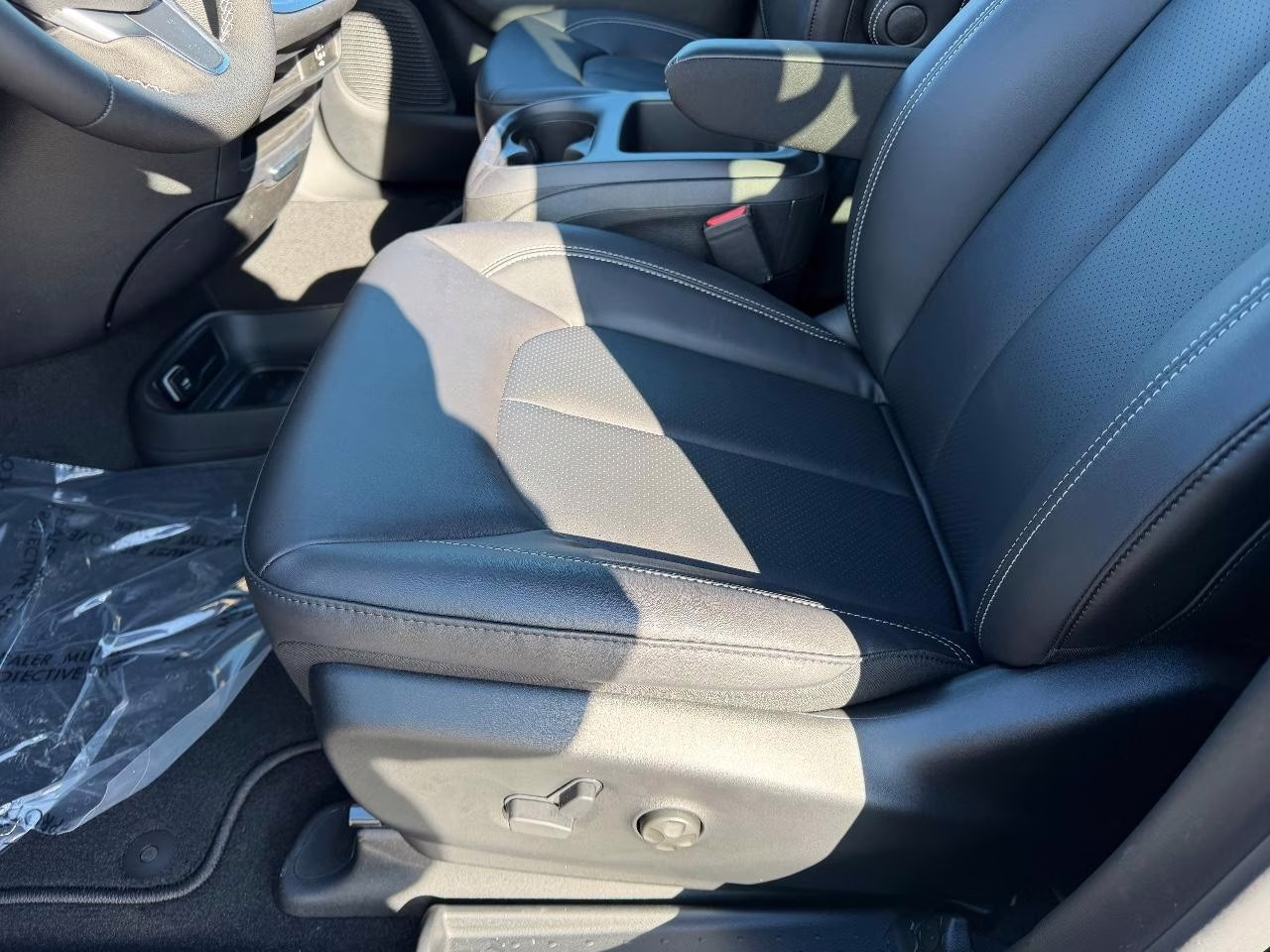 2026 Diamond Black Crystal Pearlcoat Chrysler Pacifica Select FWD Van