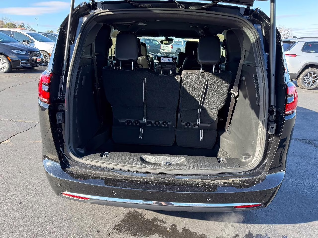 2026 Diamond Black Crystal Pearlcoat Chrysler Pacifica Select FWD Van