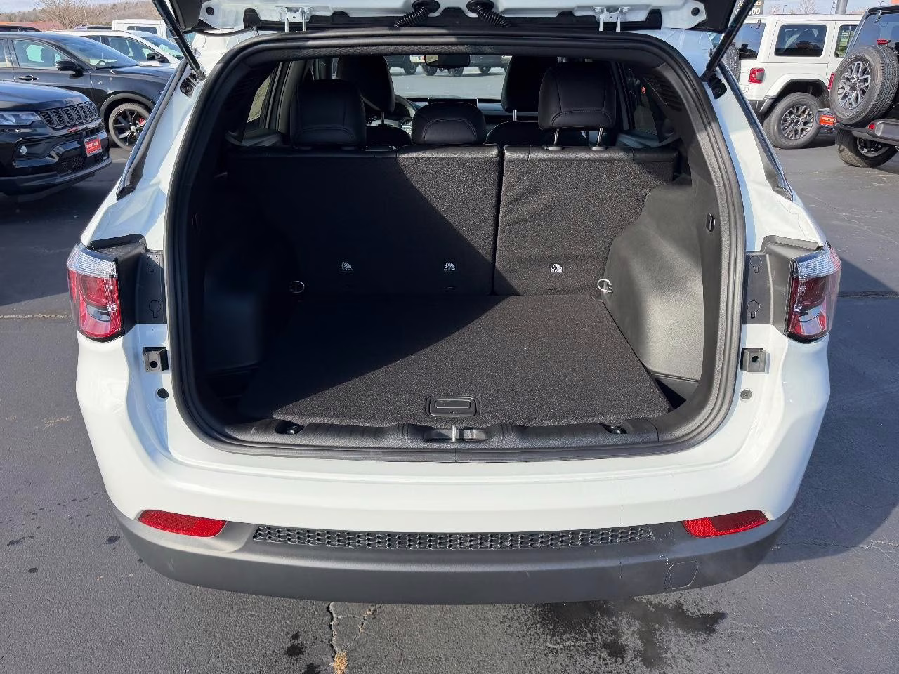 2026 Bright White Clearcoat Jeep Compass Latitude 4X4 SUV