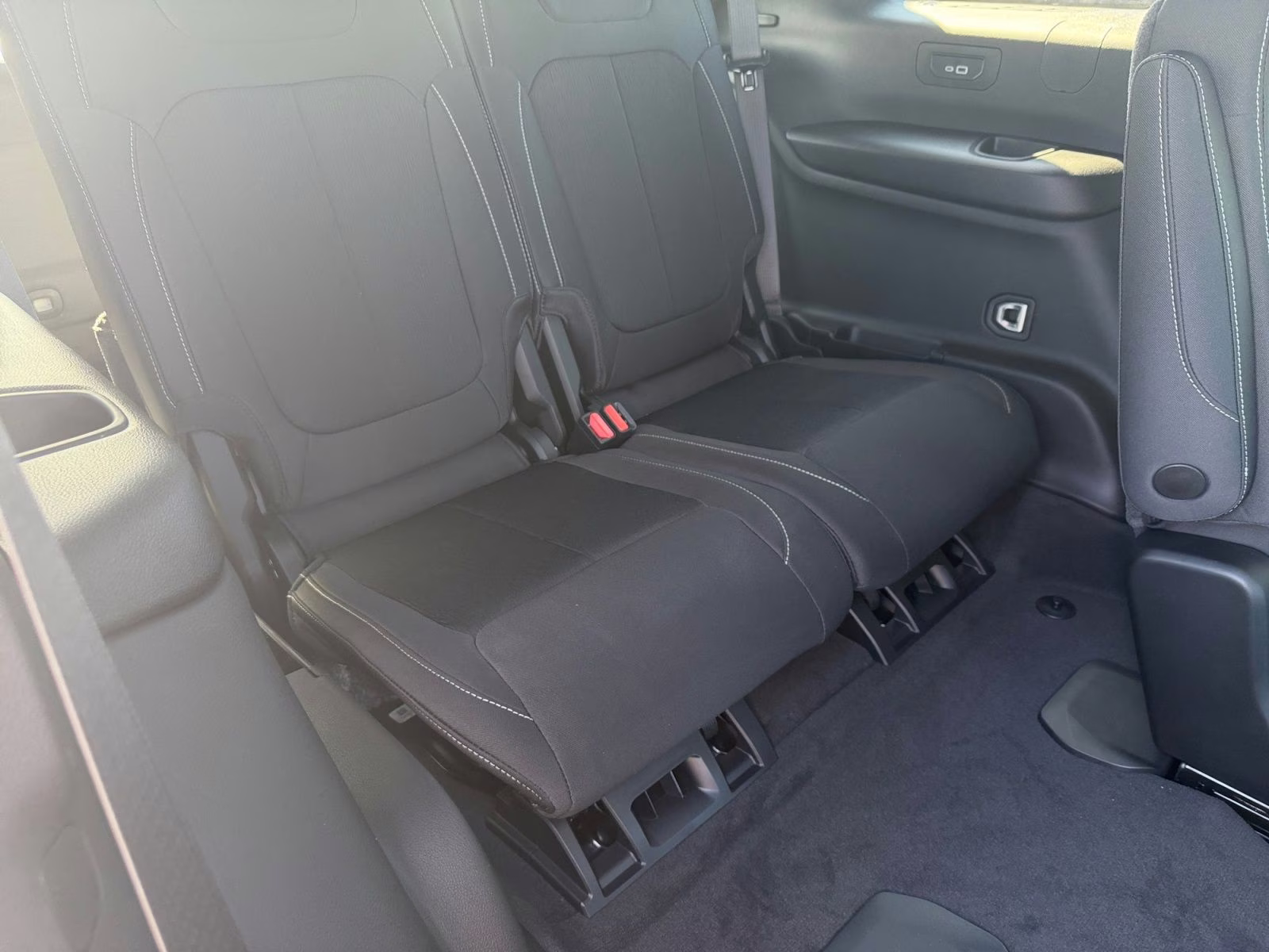 2025 Bright White Clearcoat Jeep Grand Cherokee L Laredo 4X4 SUV