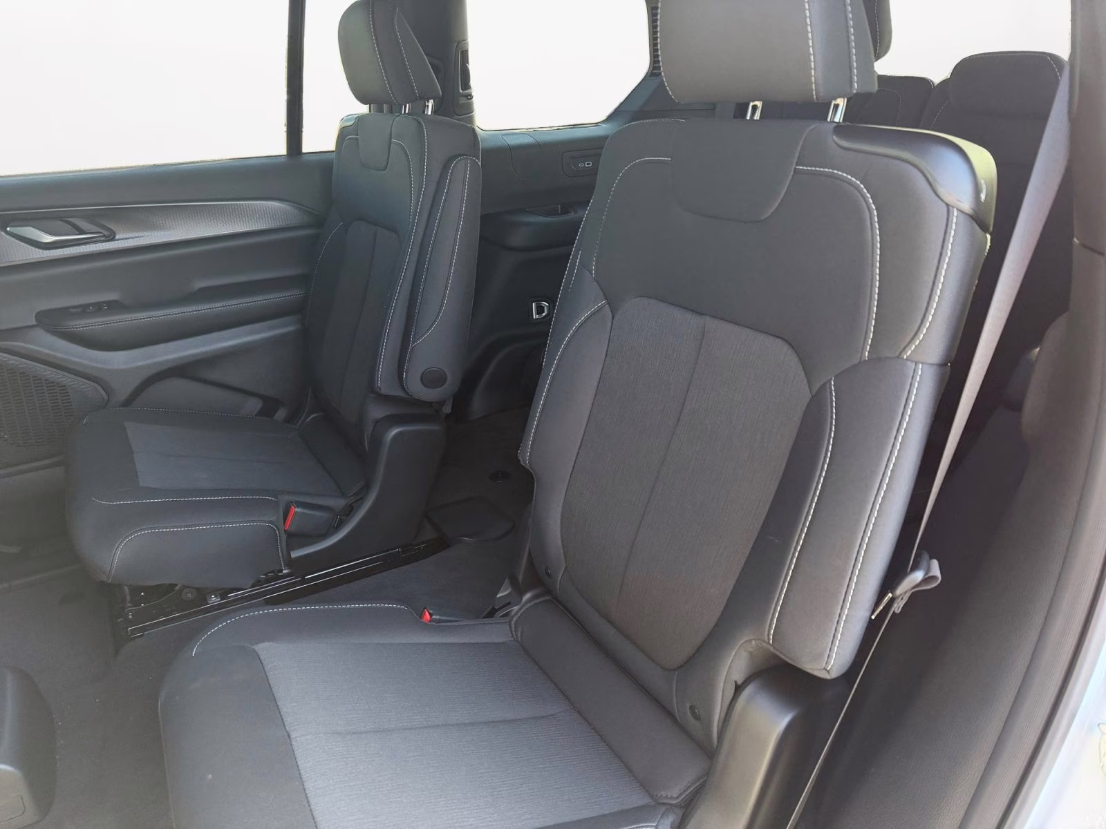 2025 Bright White Clearcoat Jeep Grand Cherokee L Laredo 4X4 SUV